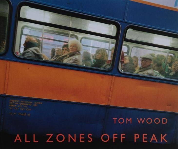 Wood, Tom (né en 1951)
All zones off peak. Dewi Lewis Publishing, Stockport, 1998. In-4 oblong (25 x 29 cm). Edition originale, signée par Tom Wood. Cartonnage d'éditeur sous jaquette illustrée. Ref. Parr & Badger, II, p. 308. Wood, Tom (born in 1951) All zones off peak. Dewi Lewis Publishing, Stockport, 1998. Fine copy in like dust jacket. Signed by Wood.