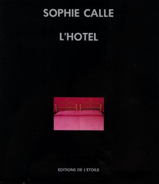 Calle, Sophie (née en 1953)
L'hôtel. Editions de l'Etoile, 1984. In-12 (21 x 19 cm). Edition originale, brochée, signée et dédicacée par Sophie Calle. Couverture souple sous jaquette illustrée. Calle, Sophie (born in 1953) L'hôtel. Editions de l'Etoile, 1984. A fine copy in like dust jacket. Signed by Sophie Calle.