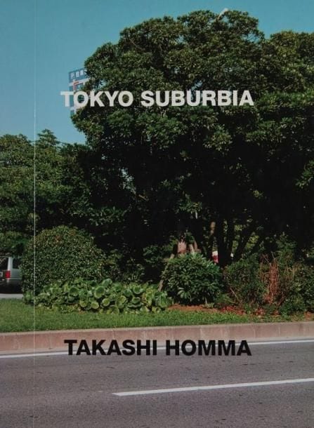 Homma, Takashi (né en 1962)
Tokyo Suburbia. Korinsha Press, Kyoto, 1998. In-4 (29 x 21). Edition originale, signée par Takashi Homma. Livret vert des textes de Momoyo Kaijima (architecte) et Shinji Miyadai (sociologue) sur les photographies avec le plan des lieux photographiés (en anglais et en japonais). Pages cartonnés. 60 photographies reproduites en couleurs. Ref. Parr & Badger, II, pp. 306-307. Homma, Takashi (born in 1962) Tokyo Suburbia. Korinsha Press, Kyoto, 1998. Photo-illustrated boards. A fine copy. Signed by Homma.