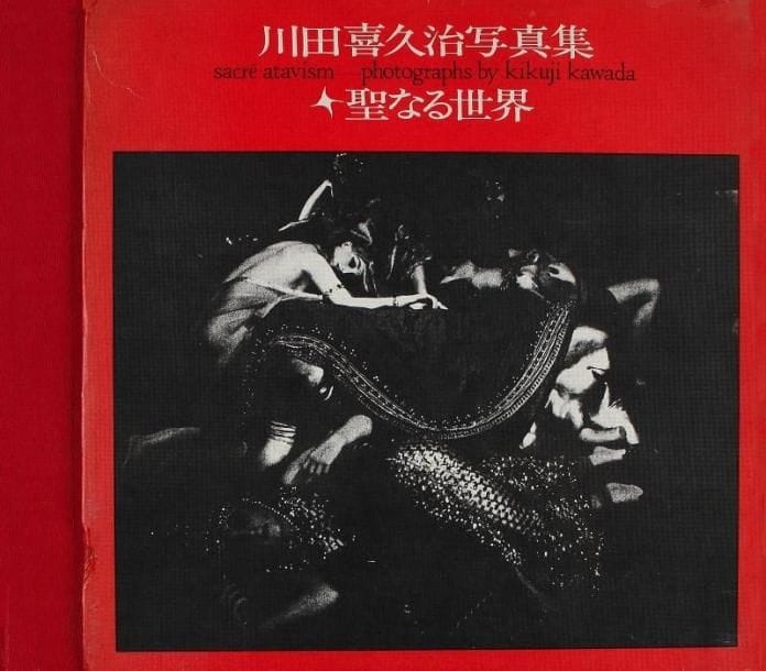 Kawada, Kikuji (né en 1933)
Sacré atavism. Photographs by Kikuji Kawada. Shashin Hyoronsha, Tokyo, 1971. In-4 oblong (29 x 29,5 cm). Edition originale, limitée à 1000 ex., signée par Kikuji Kawada en kanji et datée 1973. 252 pp. Cartonnage d'éditeur sous emboîtage illustré (légères usures). Kawada, Kikuji (born in 1933) Sacré atavism. Photographs by Kikuji Kawada. Shashin Hyoronsha, Tokyo, 1971. Edition limited to 1000 copies. A near fine copy in moderately used slipcase with light sunning to the spine. Signed by Kamada in kanji and dated 1973.