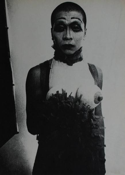 Moriyama, Daido (né en 1938)
Nippon Gekijo Shashincho (Japan: A Photo Theater). Muromachi Shobo, Tokyo, 1968. In-8 (21 x 22 cm). Edition originale, brochée. Couverture souple sous emboîtage (légères usures). Ref. Kaneko - Vartarian, pp. 116-123. Parr & Badger, I, p. 288. Moriyama, Daido (born in 1938) Nippon Gekijo Shashincho (Japan: A Photo Theater). Muromachi Shobo, Tokyo, 1968. Near fine in lightly used slipcase.