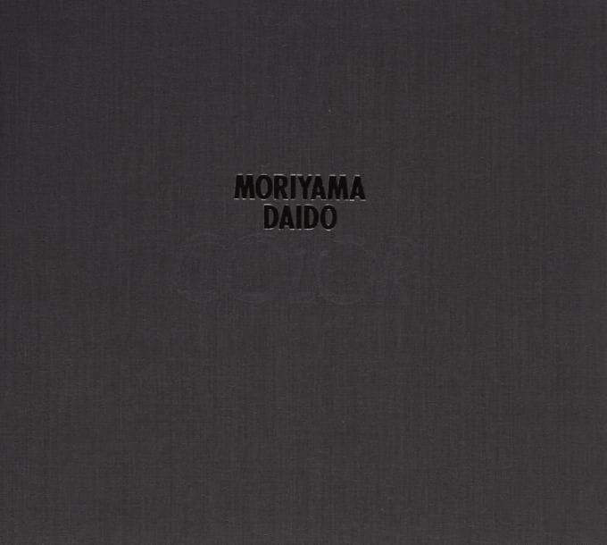 Moriyama, Daido (né en 1938)
Color. Sohkyusha, Tokyo, 1993. In-8 oblong (22,5 x 25,5 cm). Edition originale, signée par Daido Moriyama. 41 photographies reproduites en couleurs. Cartonnage d'éditeur sous emboîtage. Moriyama, Daido (born in 1938) Color. Sohkyusha, Tokyo, 1993. Limited to 600 copies. A fine copy in near fine slipcase. Signed by Moriyama.