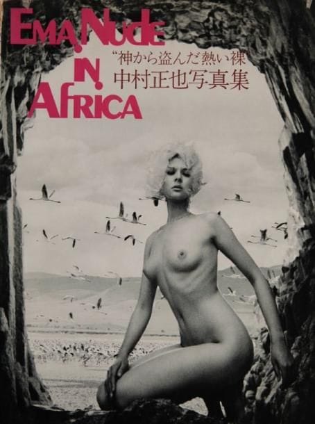 Nakamura, Masaya (né en 1926)
Ema Nude in Africa. Heibonsha, Tokyo, 1971. In-4 (30 x 22,5 cm). Edition originale, brochée. 112 pp. 60 photographies reproduites en noir et blanc. Couverture souple illustrée à rabats (petite déchirure au dos). Ref. Bertolotti, pp. 180-181. Nakamura, Masaya (born in 1926) Ema Nude in Africa. Heibonsha, Tokyo, 1971. A very near fine copy.