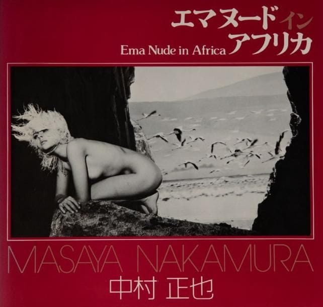 Nakamura, Masaya (né en 1926)
Ema Nude in Africa. Asahi Sonorama, Tokyo, 1978. In-8 oblong (20,5 x 22 cm). Seconde édition, signée par Masaya Nakamura. Cartonnage d'éditeur sous jaquette illustrée (insolation au dos). Nakamura, Masaya (born in 1926) Ema Nude in Africa. Asahi Sonorama, Tokyo, 1978. A very near fine copy in like dust jacket with sunning to the spine. Inscribed by Nakamura.