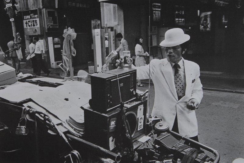 Takanashi, Yutaka (né en 1935)
Tokyo-Jin (Tokyoites). Shoshi Yamada, Tokyo, 1983. In-8 (24 x 26 cm). Edition originale, brochée, signée par Yutaka Takanashi, accompagnée de deux livrets. Etui et emboîtage d'origine (légère insolation sur le dos et usures). Takanashi, Yutaka (born in 1935) Tokyo-Jin (Tokyoites). Shoshi Yamada, Tokyo, 1983. Softbound. A near fine copy housed in publisher's original slipcase (light wear and sunning). Signed by Takanashi.