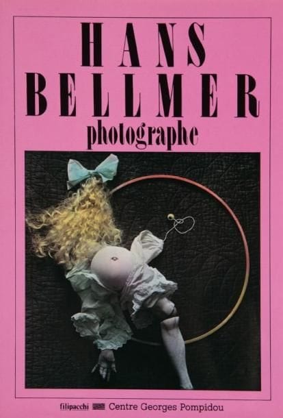 Bellmer, Hans (1902-1975)
Hans Bellmer photographe. Filipacchi - Centre Pompidou, Paris, 1983. In-4 (30,5 x 21 cm). Edition originale. Cat. expo. Centre Pompidou 21 décembre 1983 - 27 février 1984. 152 pp. Cartonnage d'éditeur avec jaquette illustrée. Un des 200 ex. de luxe avec une épreuve argentique de Hans Bellmer, tirée par Roger Vulliez, numérotée à 50 ex., avec le timbre à sec du photographe (24 x 18 cm avec les marges). Bellmer, Hans (1902-1975) Hans Bellmer photographe. Filipacchi - Centre Pompidou, Paris, 1983. Limited deluxe edition to 200 copies. A fine copy in like dust jacket. With a print numbered to 50 copies.