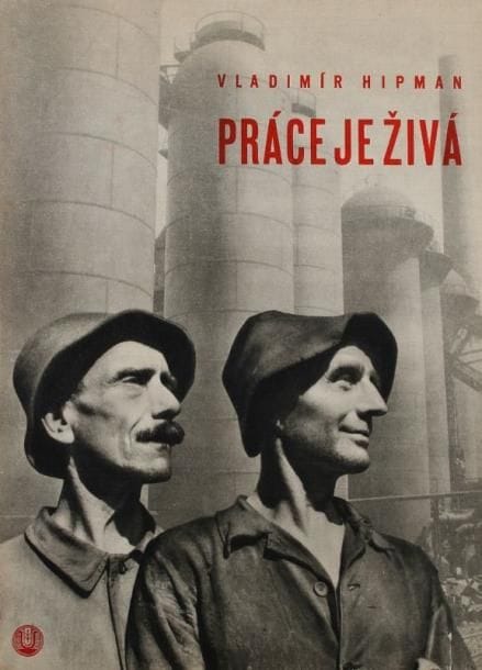Hipman, Vladimir
Prace Je Ziva (Work is Living). Ceská Grafická Unie A. S., Prague, 1945. Grand in-4 (34 x 25 cm). Edition originale. 172 photographies reproduites en héliogravure. Cartonnage d'éditeur sous jaquette illustrée (très légères usures au dos et une petite déchirure) et emboîtage (usé). Hipman, Vladimir Prace Je Ziva (Work is Living). Ceská Grafická Unie A. S., Prague, 1945. A fine copy in lightly worn dust jacket. Housed in a worn publisher's original slipcase.