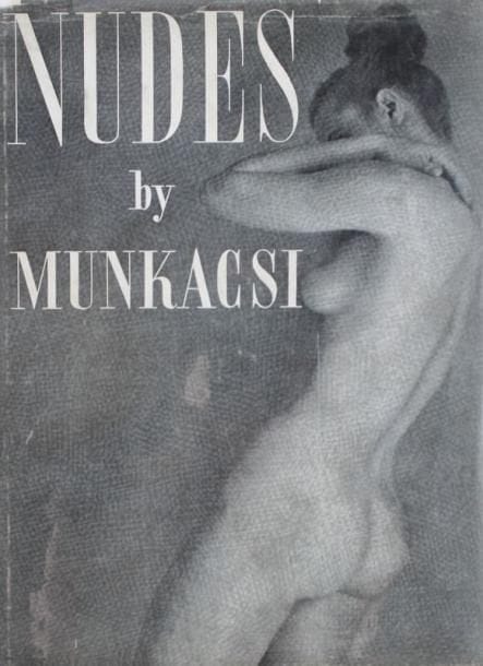 Munkacsi, Martin (1896-1963)
Nudes. Greenburg, New York, 1951. In-4 (31 x 23,5 cm). Edition originale. 80 pp. 79 photographies reproduites en héliogravure. Cartonnage d'éditeur sous jaquette illustrée conçue par Alexey Brodovitch (légères usures et petit manque). Ref. Bertolotti, pp. 142-143. Munkacsi, Martin (1896-1963) Nudes. Greenburg, New York, 1951. Near fine copy in dust jacket with light edgewear and a small fragment missing from the head of the spine. Dust jacket designed by Alexey Brodovitch.