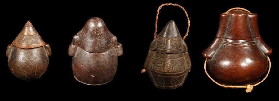 Lot de 4 poires à poudre KUBA (R.D. Congo) Hauteurs: environ 10 cm chaque.