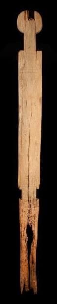 Poteau commémoratif MIJIKENDA/GIRIAMA (Kenya) Grand poteau funéraire de la societé "Chama chagohu", tête ravinée par les intempéries, motifs géométriques. Bois à patine grise. Hauteur: 186 cm.