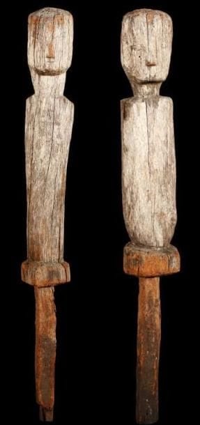 Lot de 2 poteaux KAGURA/NYAMWESI (Tanzanie) Poteaux à patine grise lichenifiée surmontés d'effigies funéraires. Hauteurs: 56 cm chaque.