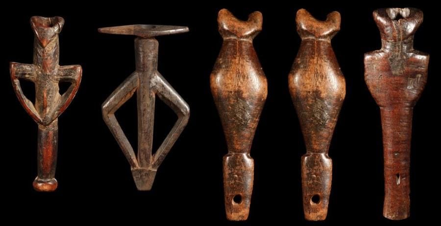 Lot de 5 flûtes NUNA/GURUNSI (Burkina Faso) Utilisées pour la chasse et les danses de rites agraires. Belle patine d'usage, une flûte restaurée. Hauteurs: de 10 cm à 17 cm.