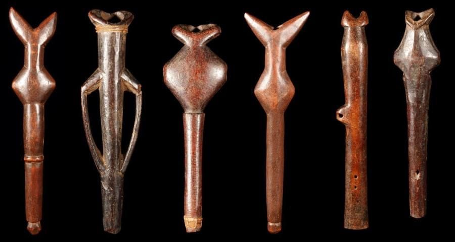 Lot de 6 flûtes (Burkina Faso) Utilisées au cours des danses. Patine brune de forte utilisation. Hauteurs: de 20 à 30 cm.