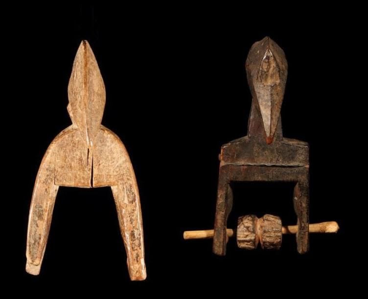 Lot de 2 poulies SENOUFO (Mali) A décor de tête de calao. Hauteurs: 16 cm et 13 cm.
