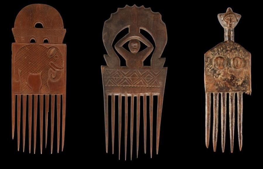 Lot de 3 peignes ASHANTI/BAOULE (R. Côte d' Ivoire) Patines brunes, manque une dent à un peigne. Hauteurs: 23 cm; 19 cm et 18 cm.