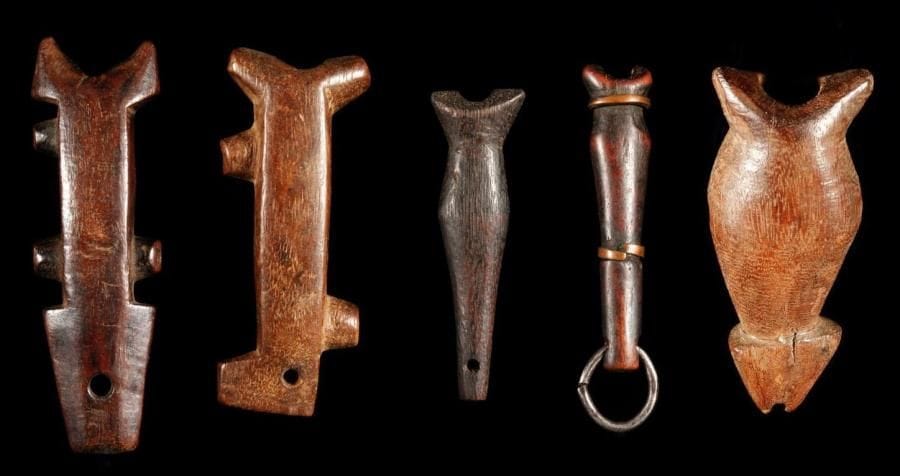 Lot de 5 petits sifflets (Burkina Faso) Hauteurs: environ 10 cm chaque.