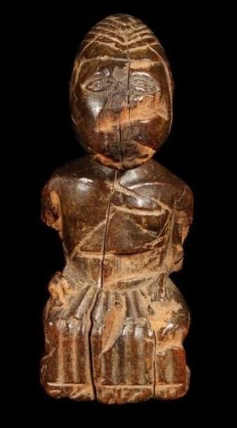 Statuette POMDO (?) (Guinée) Personnage agenouillé, patine ancienne brune, érosions. Hauteur: 16 cm.