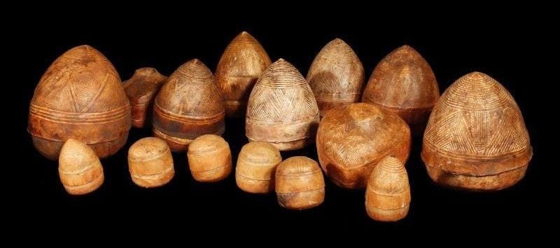 Lot de 8 boites TOUAREG En peau de chèvre ou de mouton, le couvercle finement décoré de motifs géométriques, ces "Dagebat" servaient à conserver le tabac à priser, les graines et les bijoux. Différentes tailles.