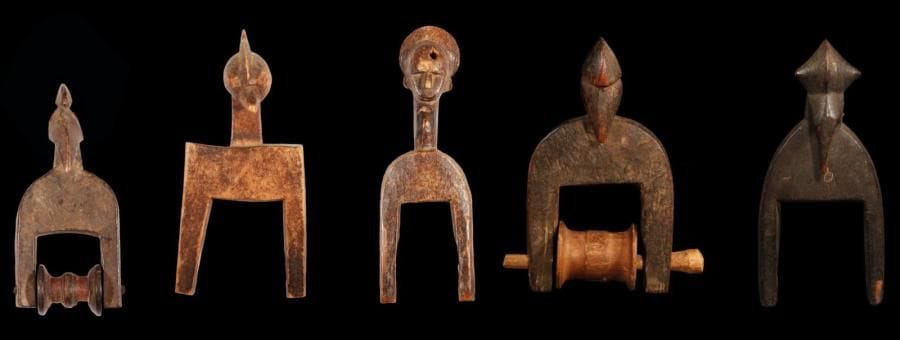 Lot de 7 poulies SENOUFO (Mali/R. Côte d'Ivoire) A décor de tête de calao, étriers carrés ou elliptiques. Hauteurs: de 13 à 25 cm.