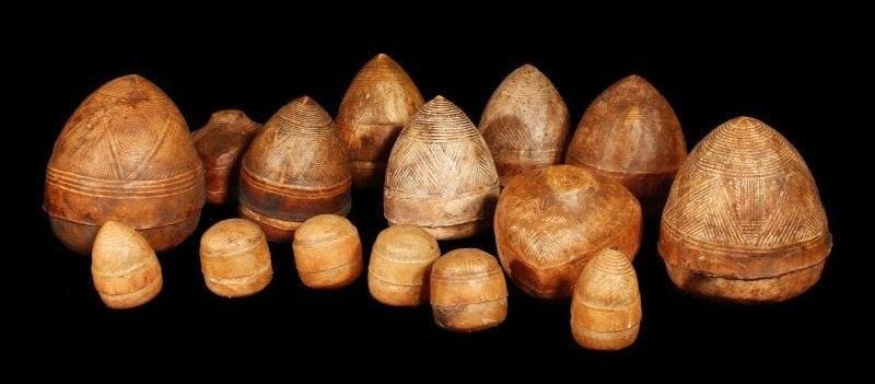 Lot de 8 boites TOUAREG En peau de chèvre ou de mouton, le couvercle finement décoré de motifs géométriques, ces "Dagebat" servaient à conserver le tabac à priser, les graines et les bijoux. Différentes tailles.