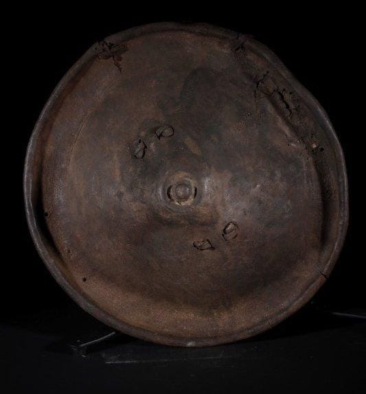 Bouclier KAFFA (Ethiopie) Peau de buffle, patine noire. Diamètre: 50 cm.