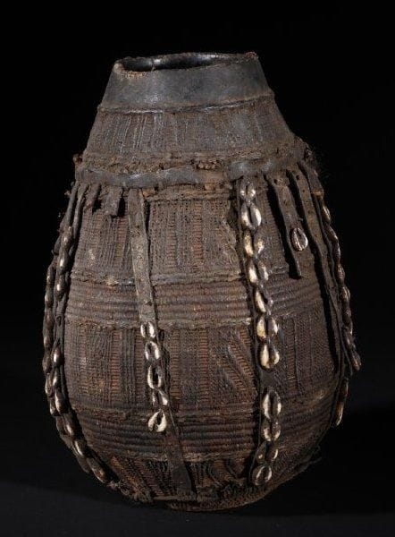 Pot à lait ARSI (Ethiopie) Tressage de vannerie et de fibres enduit de gomme vegetale, bouchon en coloquinte tressée. Hauteur: 40 cm.