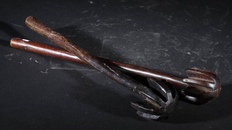 Lot de 2 batons de baratte (Ethiopie) Bois à patine brun rouge. Longueurs: 48 et 49 cm.
