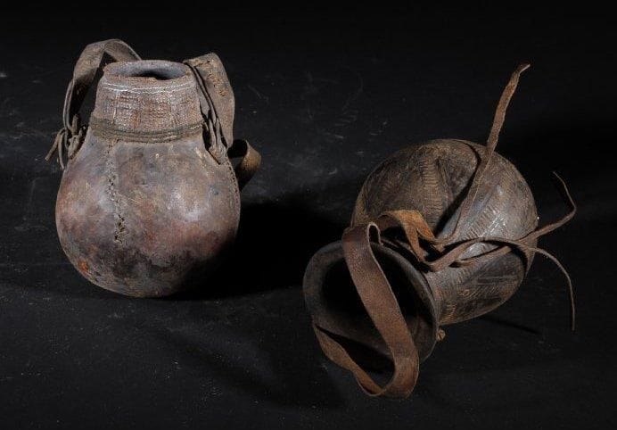 Lot de 2 pots à lait BORANA (Ethiopie) Coloquinte, fibres végétales, résine, bois, décoré de fils de métal blanc. Hauteur: 17 et 18 cm.