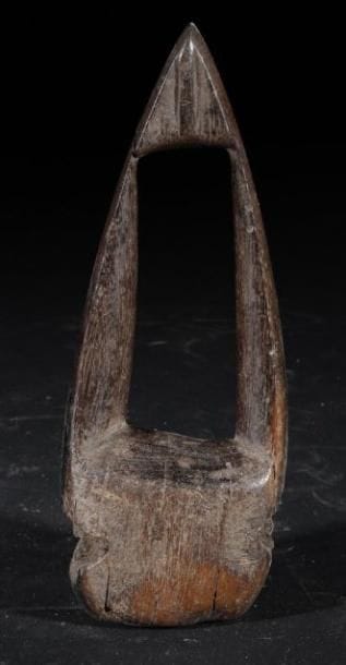 Couteau à racine du faux bananier (Ethiopie) Bois à forte patine brun fonçé de belle forme, ayant perdu ses 2 lames. Longueur: 25,5 cm.