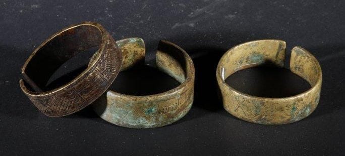Lot de 3 bracelets NUER ou ARSI (Ethiopie) Laiton à belle patine d'utilisation, décors géométriques. Diamètres: 8 cm.