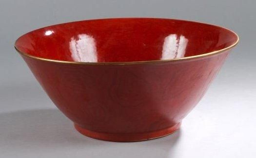 Bassin en porcelaine émaillé brun rouge à imitation du bois et bordure dorée. Diam. 41cm. H. 17cm. Chine.