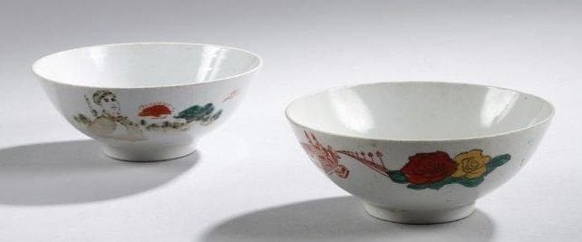 Deux bols en porcelaine l'un à décor d'une ville et de roses, l'autre d'un garde rouge de la république sur fond d'un soleil levant. Diam. 16cm. Chine.