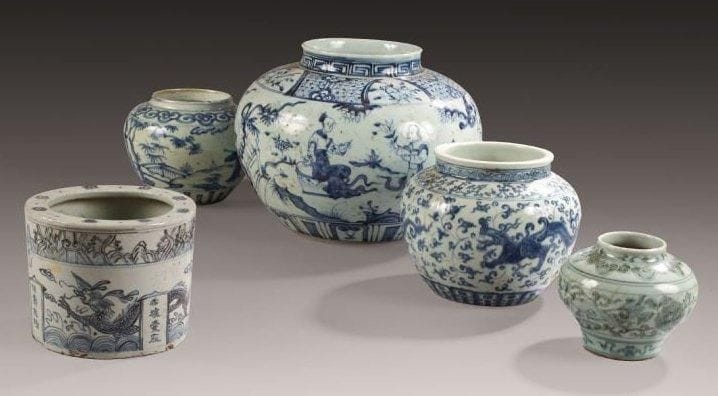 Porte pinceaux en porcelaine à décor en bleu sur fond céladon de dragons poursuivant la perle sacrée au dessus de flots écumants. Le pourtour du col est orné de médaillons décrivant des pics montagneux alternant avec des objets mobiliers. Diam. 16.6cm. H. 13.5cm. Chine
