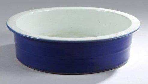Bassin en porcelaine à émail bleu lapis. Diam. 39.5cm Chine, vers 1900.