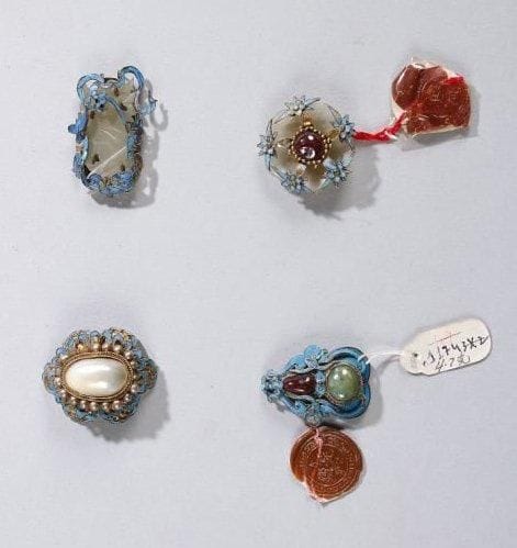 Quatre pendentifs en cuivre doré et plumes de martin pêcheur, jade, grenat et perles. Chine. XIXème.