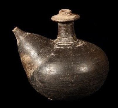 Lot de 2 gourdes en terre cuite BATAK (Indonésie) "Kendi", aquamanile en terre cuite à belle patine ancienne brun foncé, petites égrénures au bec. Hauteurs: 13 cm et 15 cm.