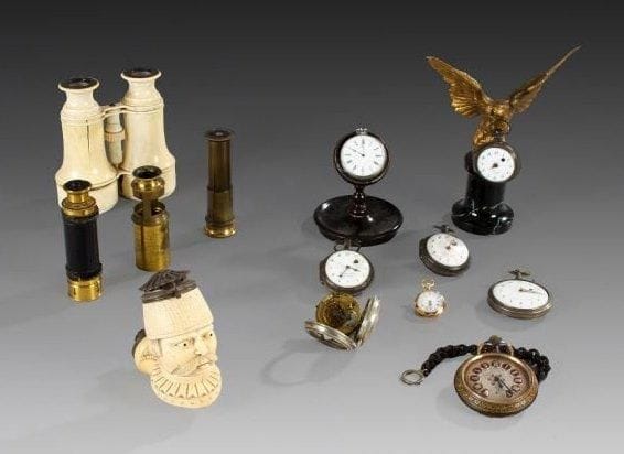 Porte-montre en bronze doré reposant sur un socle rond en marbre vert. Il représente un aigle, les ailes largement déployées tenant dans son bec un crochet pour y mettre la montre. Accident au bout d'une aile. XIXe siècle. Hauteur: 18 cm On y joint un second porte-montre en bois tourné de la fin du XIXe siècle.