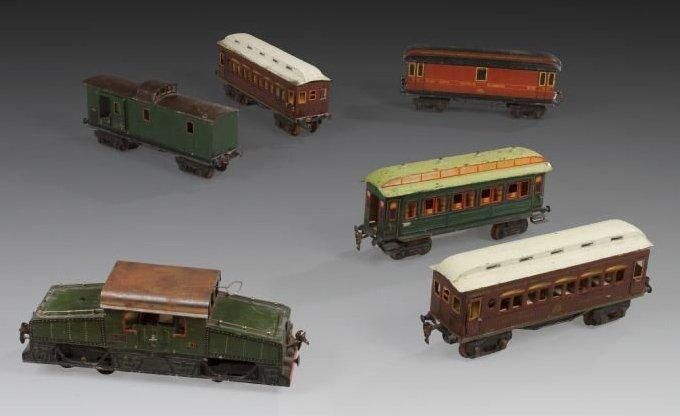 Deux loco modèle «boîte à sel», P.O.: Marklïn - Allemagne, écart. I. Modèle 1924, deux boggies en tôle peinte, à mécanisme électrique, 45% (manque toit, lampe, peinture usée). Modèle 1924, deux axes, épave 10%.