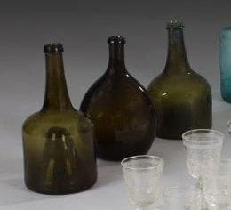 Lot de deux flacons en verre sombre soufflé du XVIIIe siècle. Ils sont de forme cylindrique à haut bec verseur et possèdent un cul très haut.