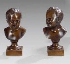 Deux sujets en bronze patiné sur piédouche et socle carré. Jean qui rit et Jean qui pleure. Hauteur: 17 cm Usures.