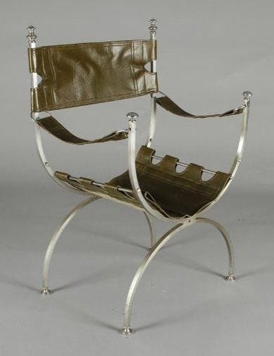 Fauteuil curule en bronze nickelé tendu de cuir vert. Travail moderne. Hauteur: 97 cm - Largeur: 54 cm Profondeur: 47 cm Accidents et manques.