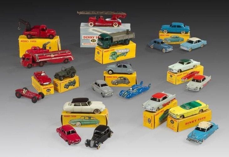 Deux camions Dinky Toys au 1/43e: «Camionnette de dépannage Citroën» n°35A, 100% en B.O. «Camion tracteur Panhard citerne», n°32 C, 50%.