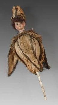 Marotte «Polichinelle». France, vers 1910. Buste de Polichinelle à tête biscuit tournant autour d'un manche en bois en émettant une musique provenant d'une boîte à musique. Hauteur: 36 cm Habits d'origines, fonctionne bien, 80%. Collection Jules Cavailles. Réf.: Jean Prasteau, «Les automates», Gründ, 1968, p. 153.