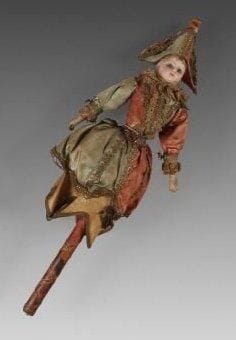 Marotte «Polichinelle». France, vers 1910. Buste de Polichinelle à tête biscuit tournant autour d'un manche en os muni d'un sifflet en émettant une musique provenant d'une boîte à musique. Hauteur: 35 cm Habits d'origines, fonctionne bien, 80%. Collection Jules Cavailles. Réf.: Jean Prasteau, «Les automates», Gründ, 1968, p. 153.