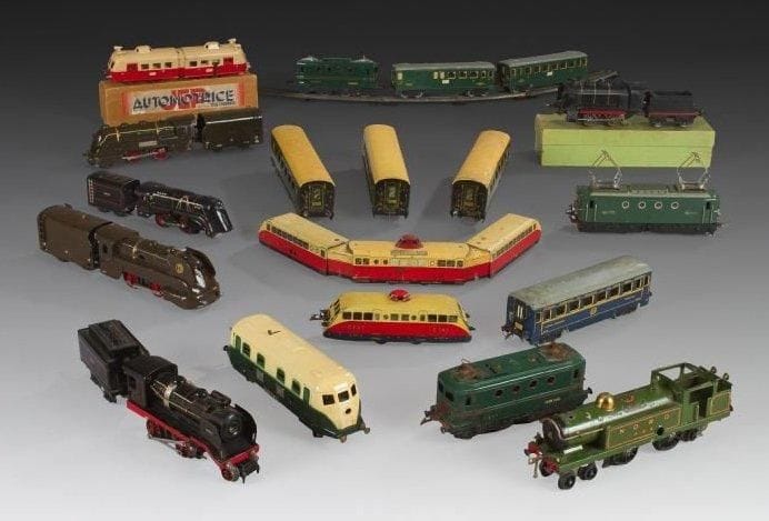 Lot de deux locomotives et un wagon Hornby - France. Wagon restaurant, écart. 0, à 2 boggies, en tôle lithographiée, 1950, 65%. Loco. BB 8051, écart. 0, en tôle peinte, à mécanisme électrique, 1950, 65%. Loco tender Nord type 222, écart. 0, en tôle peinte verte, à mécanisme d'horlogerie, manque: cheminée, toit, un jeu de roues, 1935, 35%.