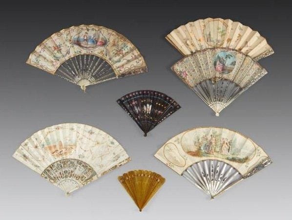 Deux éventails de la fin du XVIIIe siècle. Montures en ivoire rehaussé d'or et d'argent, l'un feuille en soie peinte d'un médaillon d'une scène d'un couple de musiciens, entouré de broderies de paillettes et de fleurs peintes (accidents), l'autre, feuille en papier peint d'un médaillon à décor d'un paysage (accidents).