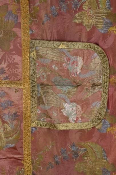 Une chape en damas de soie, fond vieux rose, broché or et argent à décor de fleurs. XVIIIe siècle. 270 x 129 cm