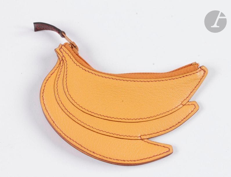 HERMÈS Made in France. Porte monnaie banane en cuir jaune. Fermeture éclair.

Dans son écrin.

Largeur : 12 cm