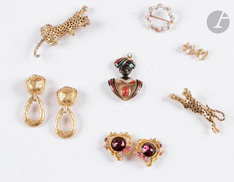 Lot de bijoux fantaisie comprenant : 4 broches, 2 paires de clips d'oreille et une paire de pendants d'oreilles (manques, en l'état)