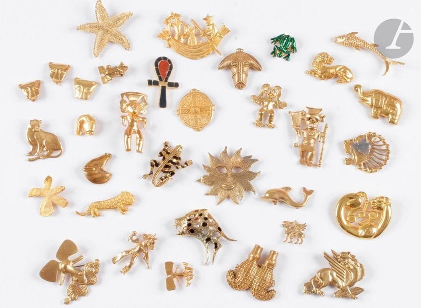 Costume jewellery set, including metal reproductions of museum jewellery, comprising: 30 brooches, 1 pair of ear clips and 1 pendant